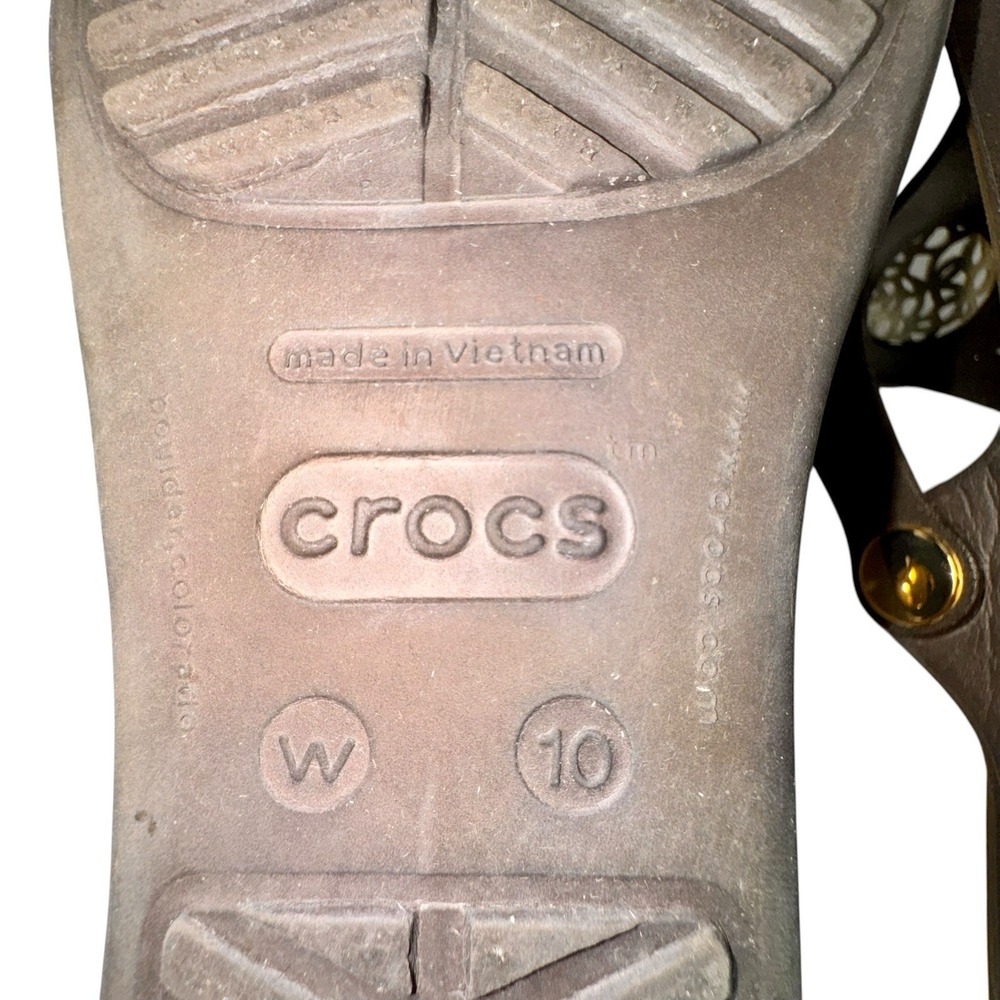 CROCS Womens Sanrah Sandals Gold Circle Medallion Brown Wedge Summer Beach 10W - Picture 7 of 7